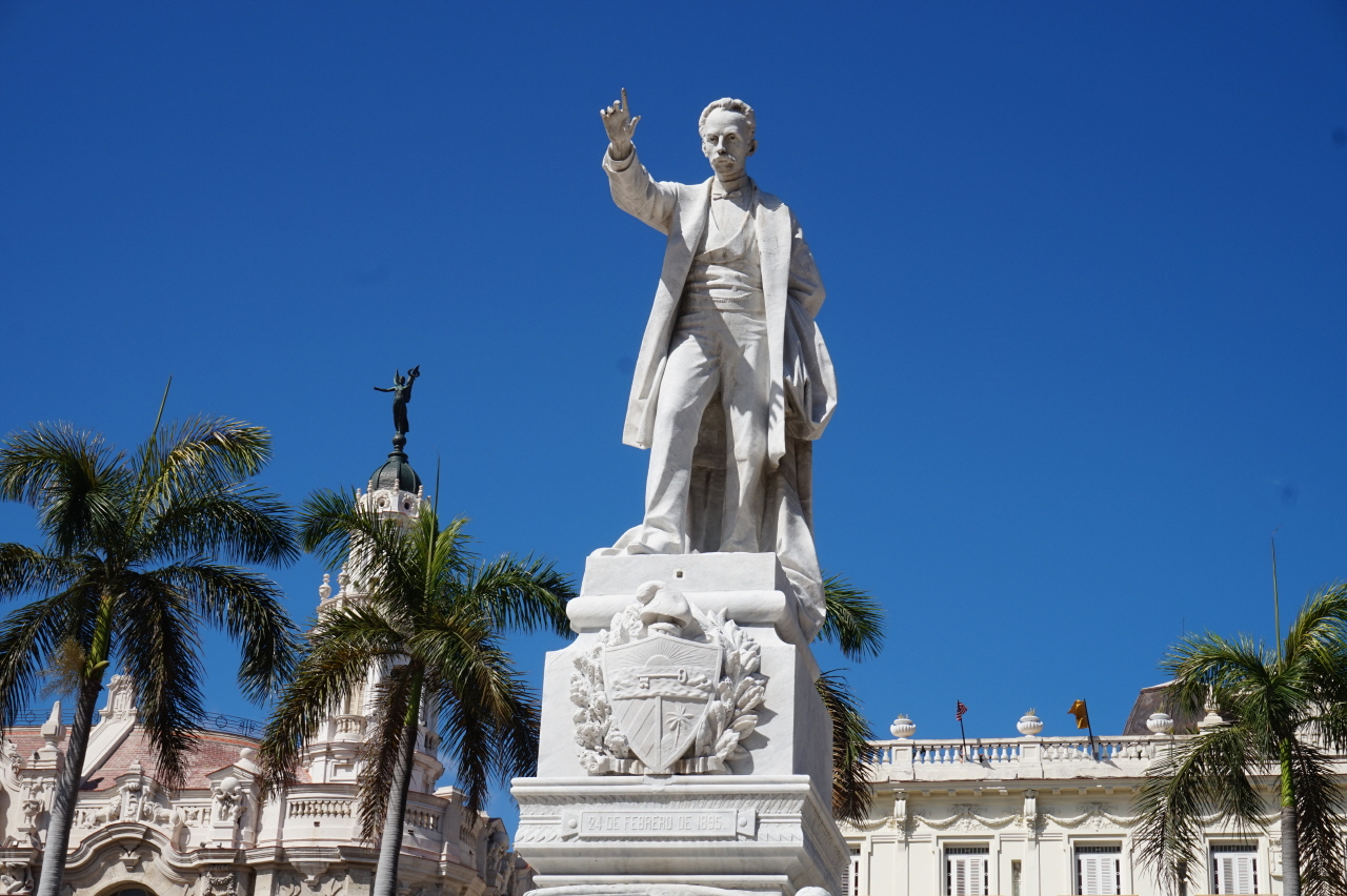 시인이자 독립혁명가였던 호세 마르티의 동상.  쿠바의 정신은 사회과학적인 이론 보다 시적인 정서에 가까웠습니다.
