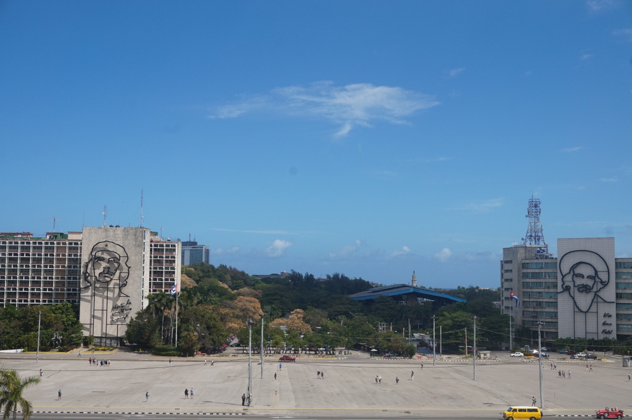 아바나 혁명광장 전경.  쿠바혁명에 지대한 공을 세운 체 게바라와 씨엔푸에고스의 이미지가 건물 외벽을 철제구조물로 장식하고 있습니다.