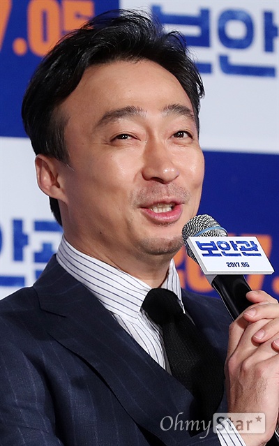 '보안관' 이성민, 신뢰의 아이콘 27일 오전 서울 롯데시네마 건대입구에서 열린 영화 <보안관> 제작보고회에서 배우 이성민이 질문에 답하고 있다. <보안관>은 과잉 수사로 잘리고 낙향한 뒤 동네 보안관을 자처하는 오지랖 넓은 전직 형사 대호(이성민 분)가 처남 덕만(김성균 분)을 조수로 삼아 성공한 사업가 종진(조진웅 분)을 마약사범으로 의심하며 나홀로 수사에 나서는 로컬수사극이다. 5월 개봉 예정.