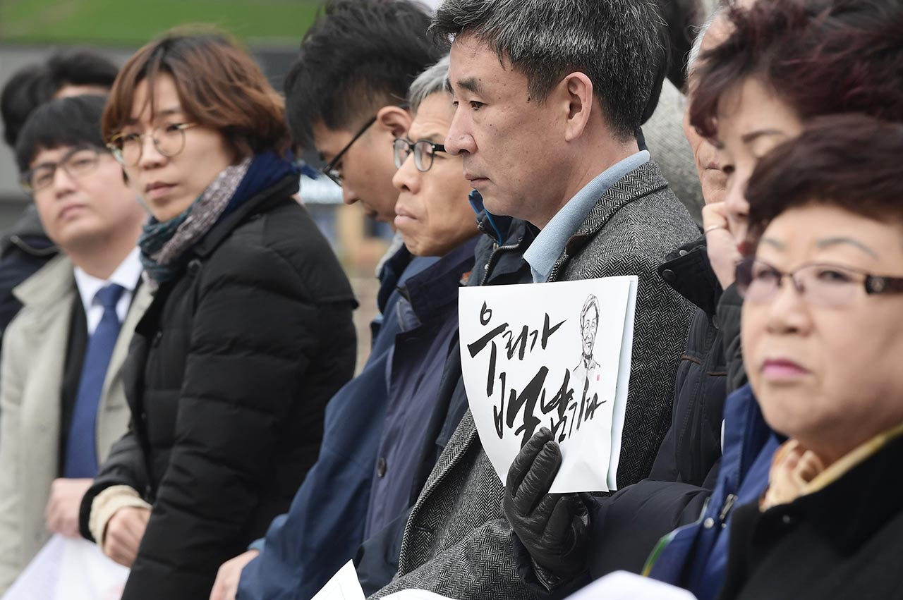 고 백남기 농민의 장녀 백도라지씨를 비롯한 백남기투쟁본부 관계자들이 27일 오전 서울 종로구 광화문광장에서 기자회견을 열고 "백남기 농민이 경찰이 쏜 물대포에 맞아 쓰러진지 500일이 지났지만 '죽은'사람만 있고 '죽인' 사람은 없다"고 비난하며 "국가폭력에 대한 진상규명과 함께 책임자 처벌"을 촉구하고 있다.