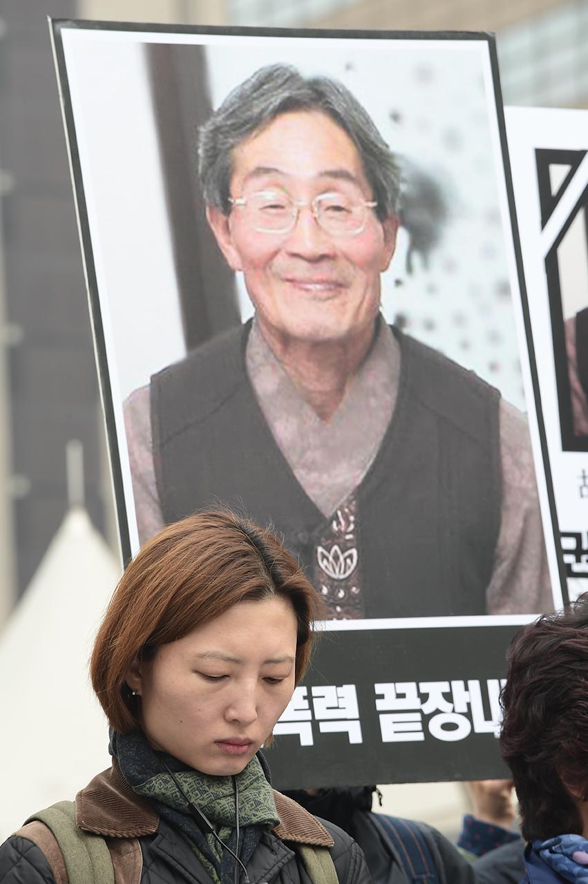  고 백남기 농민의 장녀 백도라지씨를 비롯한 백남기투쟁본부 관계자들이 27일 오전 서울 종로구 광화문광장에서 기자회견을 열고 "백남기 농민이 경찰이 쏜 물대포에 맞아 쓰러진지 500일이 지났지만 '죽은'사람만 있고 '죽인' 사람은 없다"고 비난하며 "국가폭력에 대한 진상규명과 함께 책임자 처벌"을 촉구하고 있다.