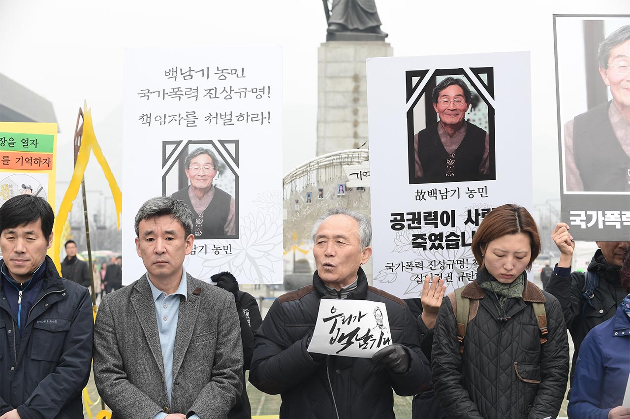  고 백남기 농민의 장녀 백도라지씨를 비롯한 백남기투쟁본부 관계자들이 27일 오전 서울 종로구 광화문광장에서 기자회견을 열고 "백남기 농민이 경찰이 쏜 물대포에 맞아 쓰러진지 500일이 지났지만 '죽은'사람만 있고 '죽인' 사람은 없다"고 비난하며 "국가폭력에 대한 진상규명과 함께 책임자 처벌"을 촉구하고 있다.