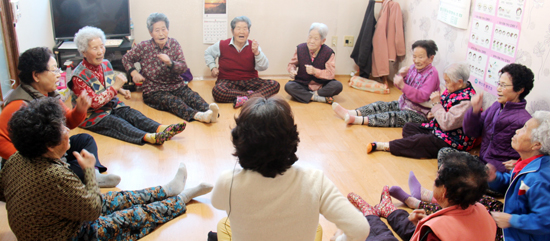 마을회관 방안에 70~102세 할머니들이 빙둘러 앉아 흥겨운 시간을 보내고 있다.