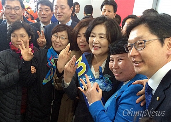 문재인 더불어민주당 대선 예비후보의 아내 김정숙씨(오른쪽에서 세번째)가 27일 오전 더불어민주당 제19대 대통령후보자 호남권역 선출대회에 참석해 지지자들과 사진을 찍고 있다. 