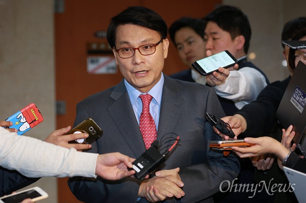 윤상현 자유한국당 의원이 27일 오후 서울 여의도 국회 정론관에서 기자회견을 열고 검찰의 박근혜 전 대통령 구속영장 청구 결정에 대해 "탄핵으로 모든 것을 잃고 침잠하신 분을 다시 인신을 구속하겠다는 것은 역사의 불행으로 남을 것이고, 국가의 불행으로 부메랑이 되어 돌아올 것이다”며 "이미 치욕적이고 불명예스러운 파면을 당한 대통령을 포승줄과 수갑에 채워 교도소에 넣겠다는 것은 부관참시와 다를 바가 없다”고 말했다.