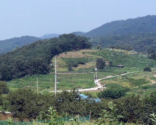  군산시 나포면 장상리에서 임피 서수로 넘어가는 순남미재. 옛날에는 길이 꾸불꾸불했고 고개도 훨씬 높았다고 한다. 
