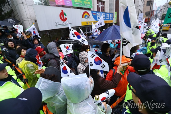 검찰이 박근혜 전 대통령의 영장을 청구한 27일 오후 서울 강남구 삼성동 박 전 대통령 자택 앞에 영장청구 소식을 들은 지지자들이 몰려와 탄핵무효를 외치고 있다. 일부 참가자들은 기자들과 경찰들에게 거친말과 고성을 쏟아내기도 했다. 