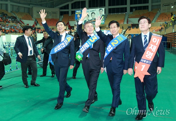 광주 찾은 민주당 대선주자들 27일 광주여대 유니버시아드 체육관에서 열린 더불어민주당 제19대 대통령 후보자 호남권역 선출대회에서 안희정 충남지사(왼쪽부터), 문재인 전 대표, 최성 고양시장, 이재명 성남시장이 지지자들에게 인사를 하고 있다. 