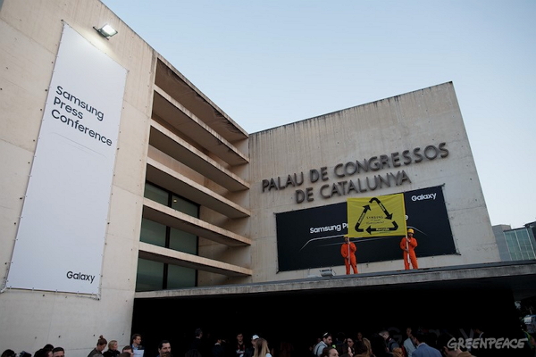 지난 2월 26일, 스페인 바르셀로나에서 열린 삼성전자 신제품 발표 기자회견장에서 그린피스 활동가들이 “삼성, 갤럭시노트7 재사용·재활용을 적극 검토하라 (Samsung, it’s simple. GalaxyNote7 Rethink. Reuse. Recycle.)”는 메시지를 전하고 있다.