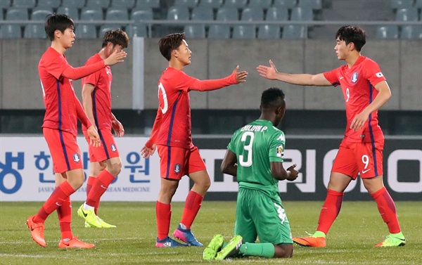  지난 27일 충남 천안종합운동장에서 열린 U-20 4개국 축구대회 한국과 잠비아의 경기에서 승리한 한국 선수들이 경기 후 환호하고 있다. 