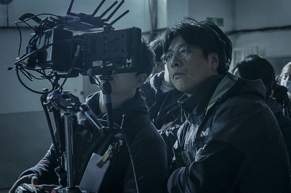  <프리즌>의 감독 나현. 10여년간 한국 영화계에서 시나리오 작가로 일해 온 그는, 이번 영화가 손익 분기점을 넘길 것이 확실시 되면서 안정적인 감독 데뷔전을 치렀다. 