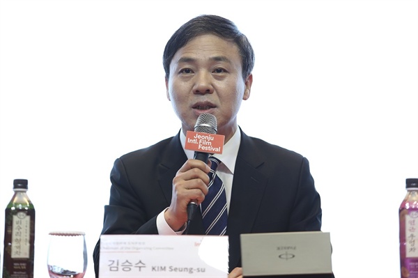  전주국제영화제 조직위원장을 맡고 있는 김승수 전주시장이 올해 영화제에 대해 설명하고 있다. 