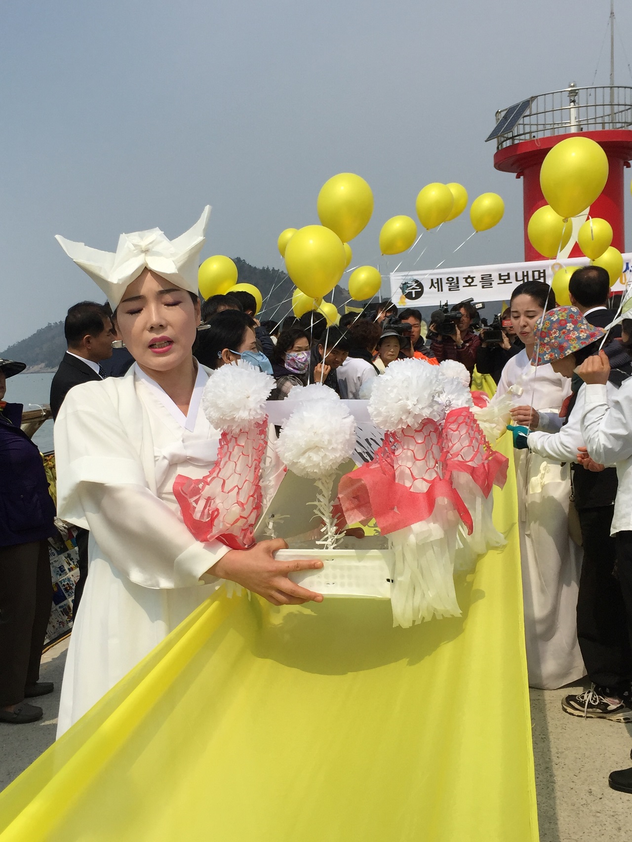 지난 3년여 동안 세월호 참사의 상징적 공간이었던 진도 팽목항에서 세월호를 떠날 보낼 채비를 마쳤다. 28일 오전 11시 팽목항 방파제 기다림의 등대에서 세월호 무사이동을 기원하는 진도군민 추모행사가 열렸다.