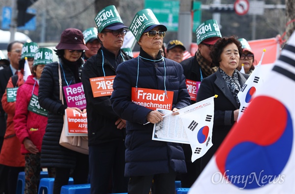  28일 오후 서울 서초구 서울중앙지검 서문 앞에서 자유청년엽합 회원들이 기자회견을 열고 박근혜 전 대통령의 탄핵 무효를 주장하고 있다. 성명서 발표에서는 황교안 대통령권한대행이 비상계엄령을 선포와 대통령 복권을 요구했다. 
