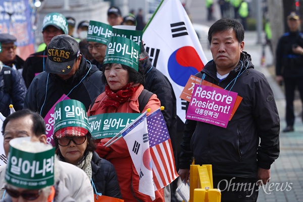  28일 오후 서울 서초구 서울중앙지검 서문 앞에서 자유청년엽합 회원들이 기자회견을 열고 박근혜 전 대통령의 탄핵 무효를 주장하고 있다. 성명서 발표에서는 황교안 대통령권한대행이 비상계엄령을 선포와 대통령 복권을 요구했다. 
