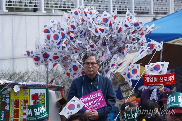  28일 오후 서울 서초구 서울중앙지검 서문 앞에서 자유청년엽합 회원들이 기자회견을 열고 박근혜 전 대통령의 탄핵 무효를 주장하고 있다. 성명서 발표에서는 황교안 대통령권한대행이 비상계엄령을 선포와 대통령 복권을 요구했다. 
