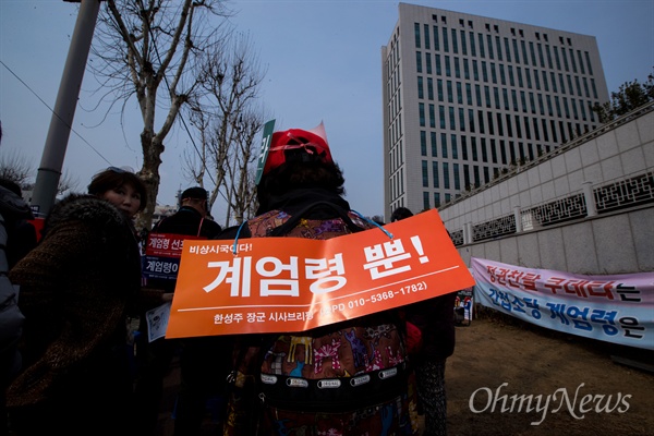  28일 오후 서울 서초구 서울중앙지검 서문 앞에서 자유청년엽합 회원들이 기자회견을 열고 박근혜 전 대통령의 탄핵 무효를 주장하고 있다. 성명서 발표에서는 황교안 대통령권한대행이 비상계엄령을 선포와 대통령 복권을 요구했다. 
