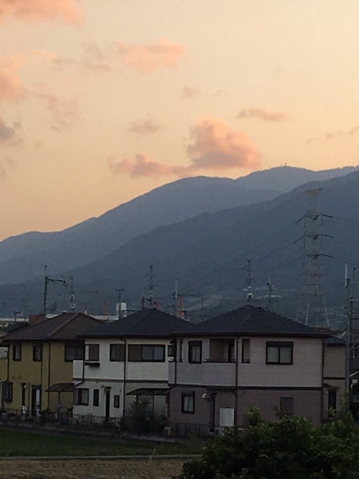 마쓰다의 집에서 본 가쓰라기(葛城) 산자락 가쓰라기 산은 '바다를 건너온 사람들'이라는 뜻을 갖고 있다. 산 건너편에 백제인이 많이 살았던 데서 유래한 이름이다.