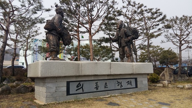 대흥면사무소앞에는 '의좋은 형제'를 기념하는 동상이 있다. 
