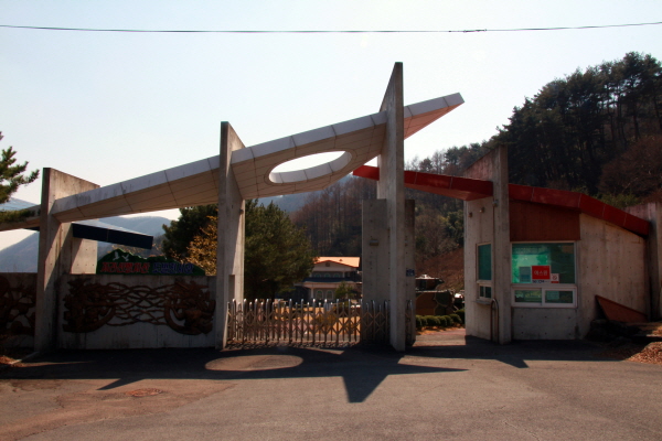  지리산빨치산토벌전시관은 한국전쟁을 전·후로 지리산에서 활동한 빨치산(조선인민유격대)을 주제로 만든 전시관이다. 