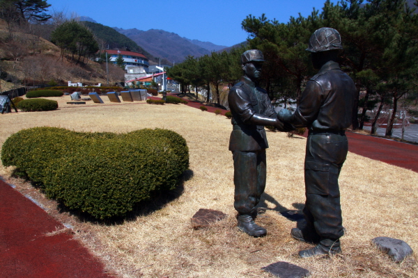 통일 바람벽을 지나자 앞에서 총부리를 겨눈 국군과 인민군이 서로 두 손을 맞잡은 조형물이 나온다. 