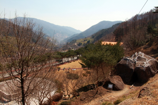  역사의 소용돌이 중심에 있었던 지리산은 이제 그 아픈 기억마저 찾는 이에게 고스란히 있는 그대로 보여준다. 