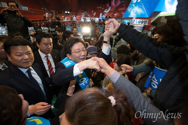 28일 오후 서울 송파구 올림픽공원 올림픽홀에서 열린 바른정당 19대 대통령 후보자 선출대회에서 대선 후보로 선출된 유승민 의원이 지지자들과 악수하고 있다. 