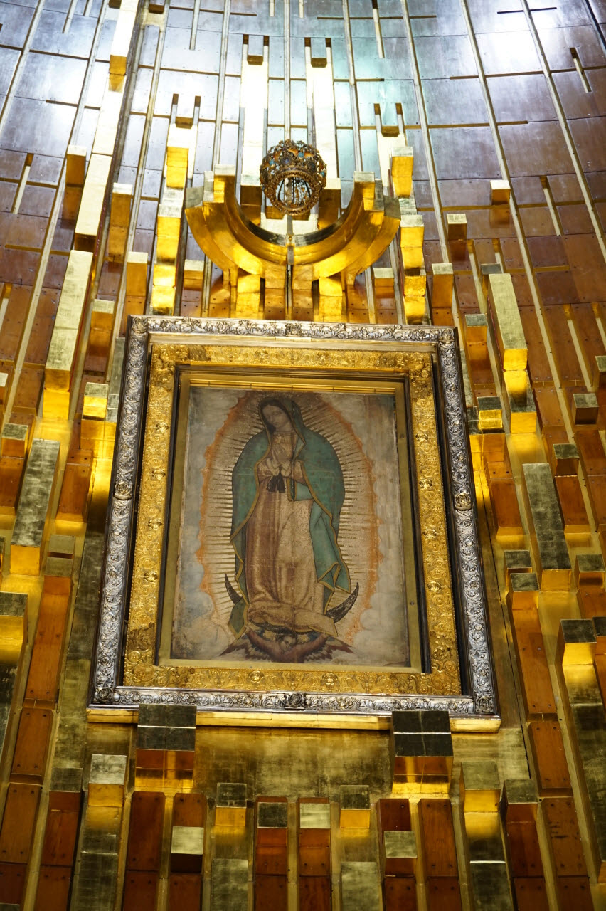 뉴바실리카 성당 내부에 전시된 '과달루페 동정녀 마리아' 