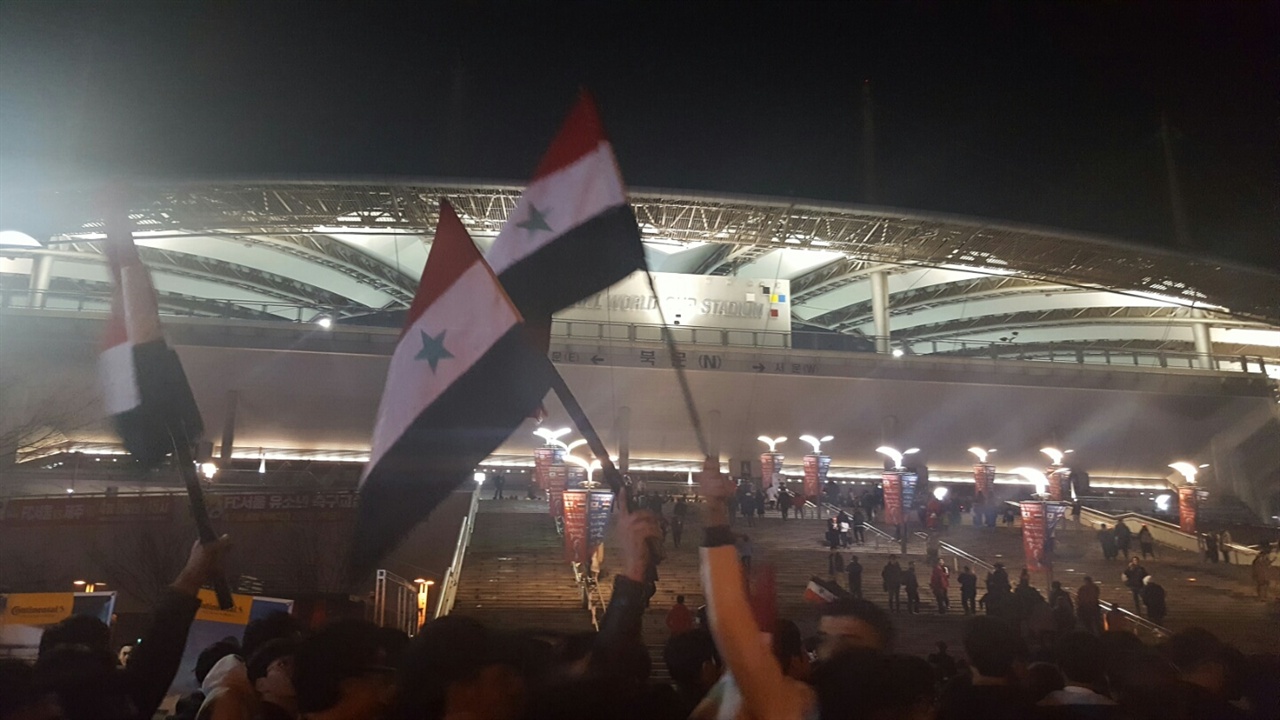 펄럭이는 시리아 국기 언제쯤 그들은 테러의 위협 없이 평화를 누릴 수 있을까.