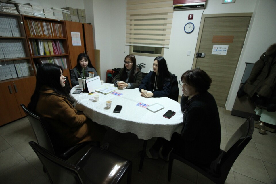 인천 수요양원 관계자와 협의중인 청소년 장기프로젝트 부원들