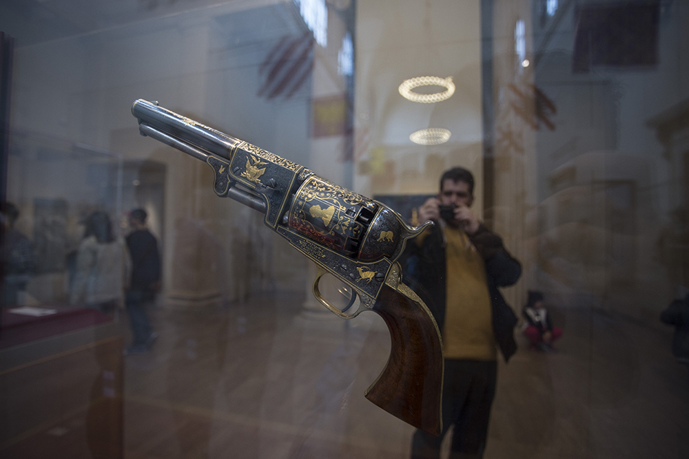 미국의 발명가이자 사업가 새뮤얼 콜트가 1853년 제작해 니콜라이 1세 러시아 황제에게 선물했다는 리볼버 권총