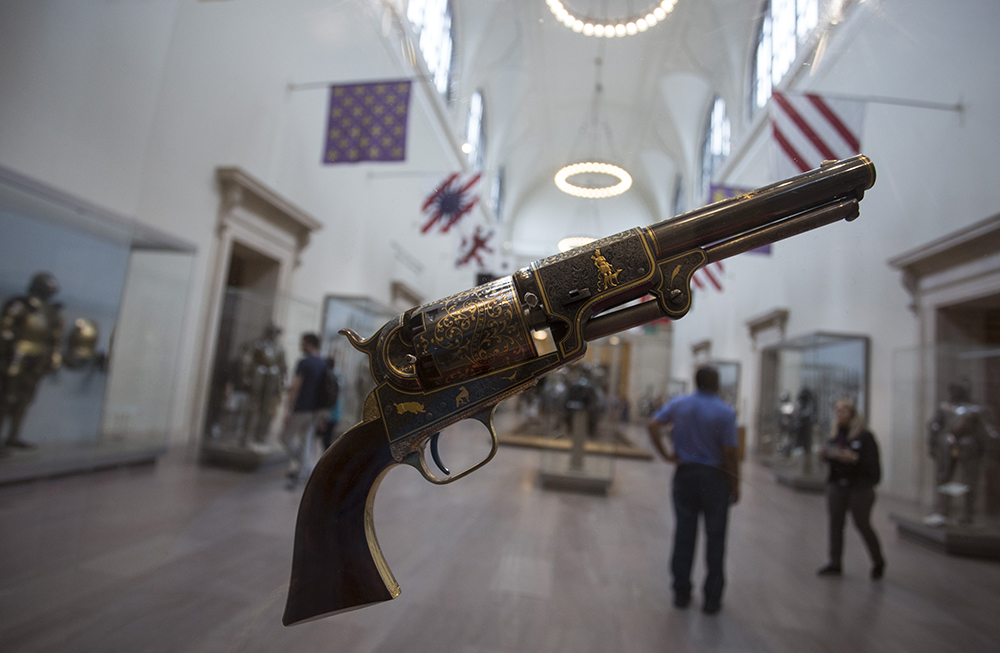 미국의 발명가이자 사업가 새뮤얼 콜트가 1853년 제작해 니콜라이 1세 러시아 황제에게 선물했다는 리볼버 권총