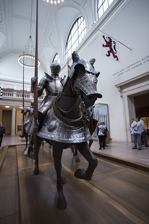 뉴욕 메트로폴리탄 미술관에서는 중세 기사들의 갑옷을 전시해 놓고 있다. 