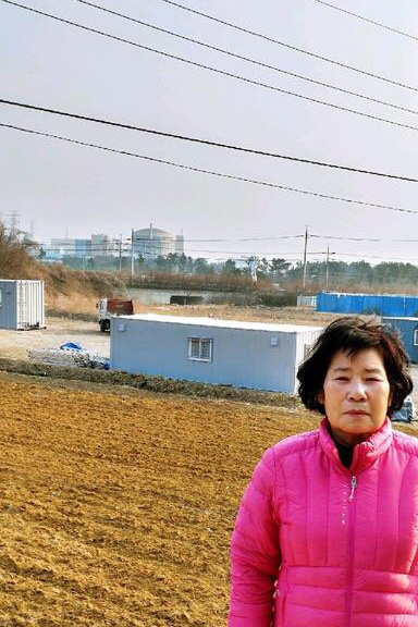  집 옆의 밭에 서있는 황분희 부위원장. 뒤로 월성원전이 보인다