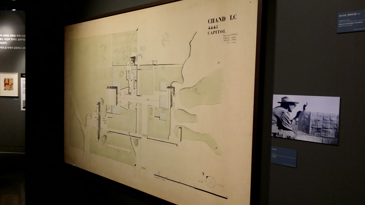 르 코르뷔지에 전에 전시되었던 그의 도시계획안 설계도.