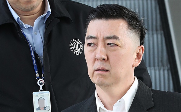 'BBK 주가조작' 사건으로 8년간의 수감 생활 끝에 만기 출소한 김경준 전 BBK투자자문 대표가 지난 3월 29일 오후 인천공항을 통해 미국으로 강제추방되고 있다. 