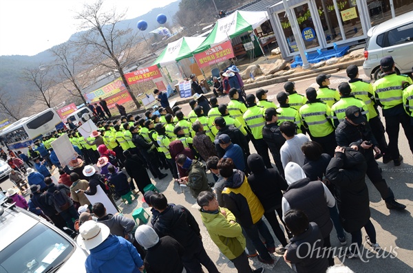 29일 오후 경북 성주군 초전면 소성리 마을회관 앞 도로에서 지질조사 장비를 실은 차량이 통과할 수 있도록 경찰이 주민들을 막고 있다. 
