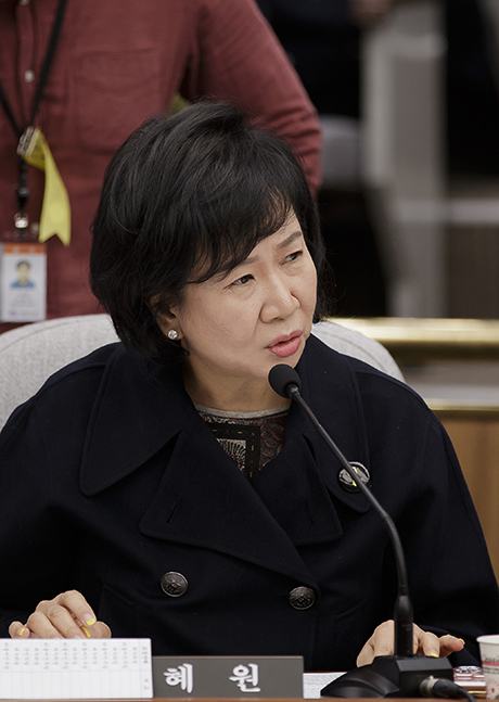 국회에서 질의하고 있는 더불어민주당 손혜원(서울 마포구 을) 의원.