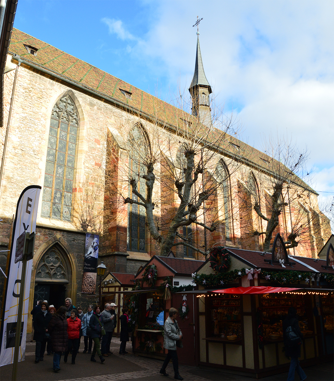 고딕 양식의 이 높은 성당은 작은 광장을 품은 유서 깊은 성당이다.