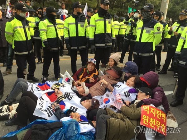 30일 영장실질심사를 받는 박근혜 전 대통령 집 앞에 일찌감치 지지자들이 모여 경찰과 대치하고 있다.
