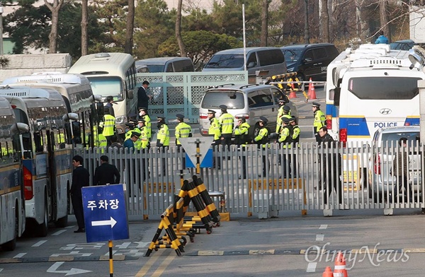 헌정 사상 처음으로 파면된 박근혜 전 대통령의 구속 전 피의자심문(영장실질심사)날인 30일 오전 서울 서초구 서울중앙지방법원에서 경찰이 만일의 사태에 대비해 외부인의 출입을 통제하고 있다.