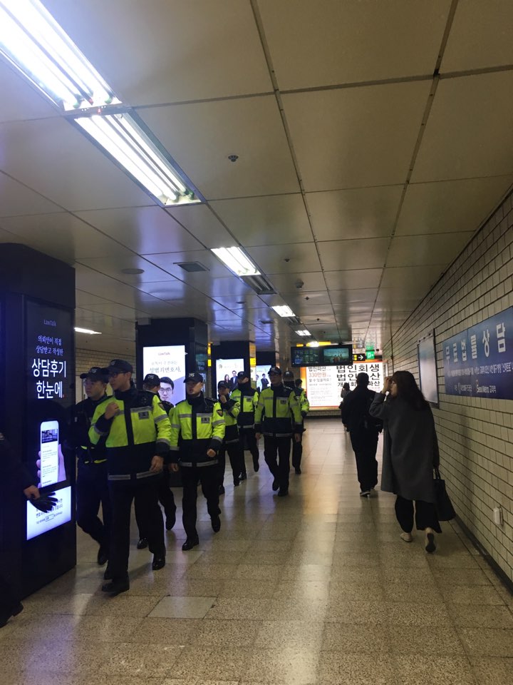 교대역 지하철역사 안, 20명 이상의 경찰이 뛰어가는 모습이 눈에 띈다. 