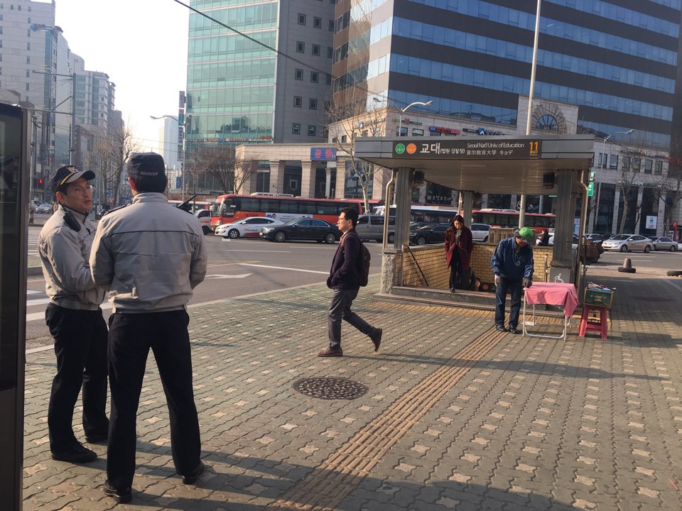 서울중앙지법 방향의 교대역 10번, 11번 출구에는 입구 앞에만 2명 이상의 경찰이 배치돼 있다. 
