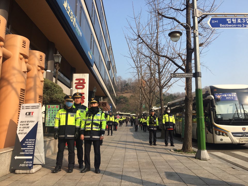10번 출구에서 서울중앙지법 정문으로 향하는 길 좌우에는 총 40여 명 이상의 경찰이 서 있다