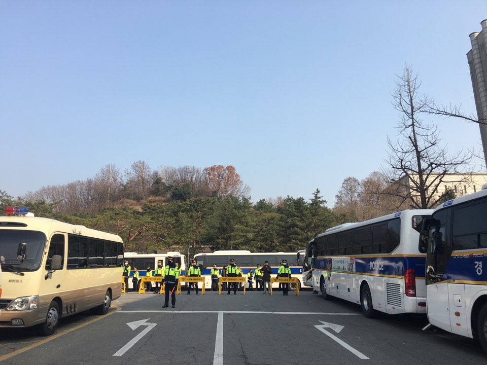 29일 오후 6시 30분부터 정문이 전면 폐쇄돼 이 길을 오가는 사람은 많지 않다. 