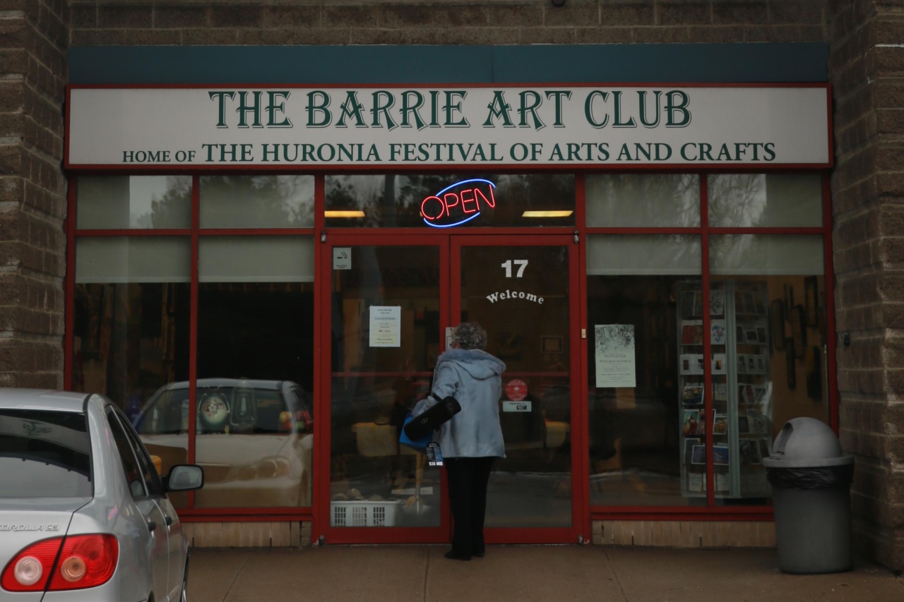 노인 한분이 Barrie Art Club, 그림 동호회로 들어가고 있다.