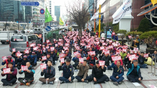 타임월드 앞 결의대회 참석자들 결의대회 참석자들이 구호를 외치고 있다.