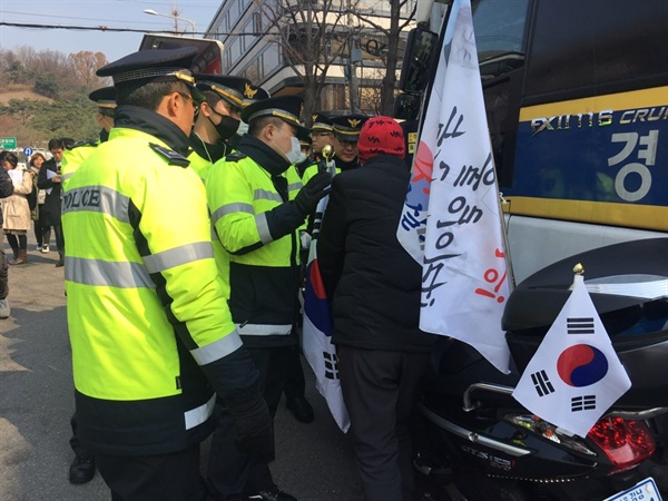 박근혜 전 대통령에 대한 구속 전 피의자 심문이 진행된 30일 오전, 박 전 대통령 지지자들이 태극기를 든 채 서울중앙지방법원 인근으로 모여들었다. 
