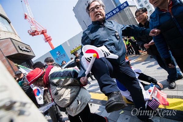 [오마이포토] 박근혜 지지자, 기자에게 발길질 