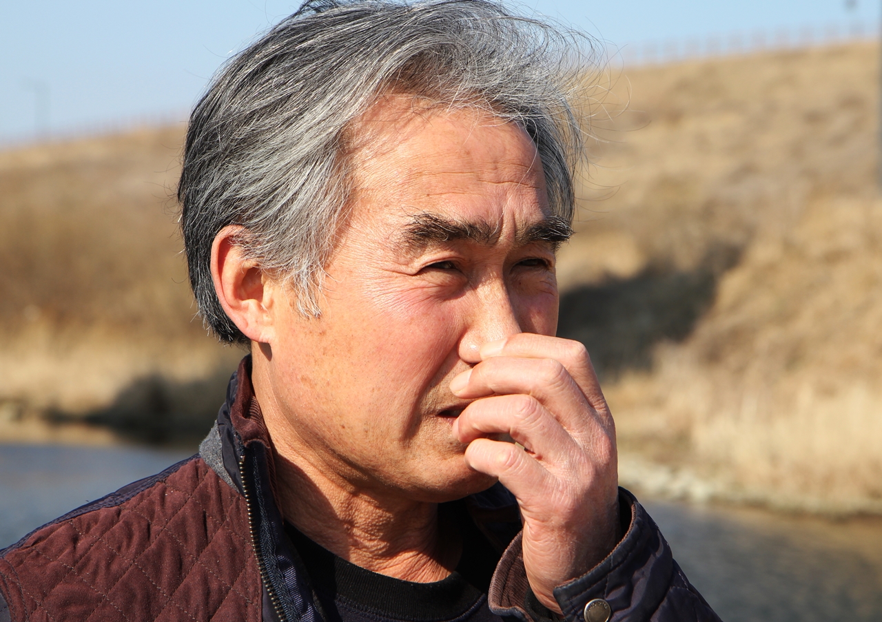 남한강에서 만난 소설가 이인휘. 그는 불의한 세상에 저항하는 글을 쓰고 싶다고 했다. 